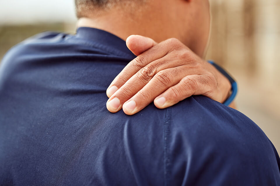 A man suffering shoulder pain wondering how damages are calculated in personal injury cases.